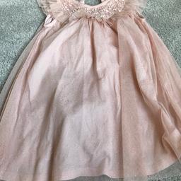 From smoke and pet free home 
Age 3-4 years 
Beautiful dress. Good condition.