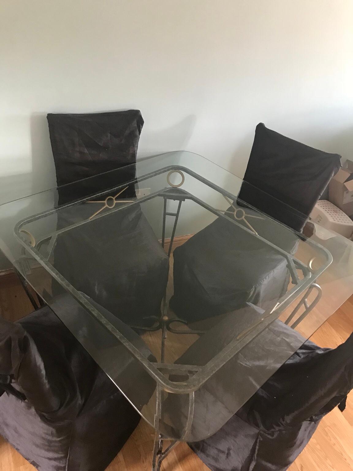 Glass dining table and 4 chairs in NN14 Kettering für gratis zum