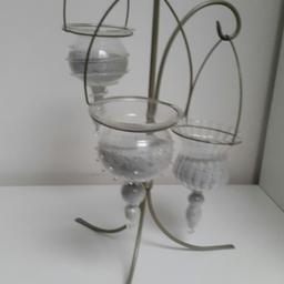 Hier ist ein sehr schöner Partylite Kerzenständer mit 3 verschiedene Gläschen . Der Kerzenständer ist 42 cm hoch , kann gerne verschickt werden mit gebühren