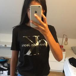 Svart Calvin Klein t-shirt 
Storlek: S
Nypris:399
Säljes pågrund av att den är för stor
Aldrig använd