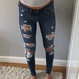 Slitna jeans från Hollister
Passar XS-S
Använda men i fint skick
Vissa hål är ”sönder” ses på bild 3
Köptes för ca 600.