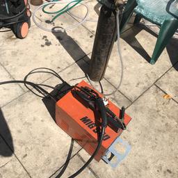 Good welder but stop feeding wire but still weld i think is just an motor thats runs wire 
Selling as spears and repairs 
On the welder new welding gun