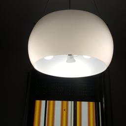 Lampadario tondo di colore bianco opaco in vetro con 3 lampadine a basso consumo a led base in acciaio