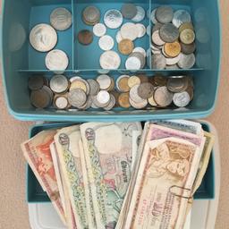 Geldbox mit Einsatz und Deckel , mit diversen Münzen und Scheinen aus verschiedenen Ländern. Siehe Bilder.
Versand zuzüglich Portokosten möglich. (5.00€)
Gerne PayPal.