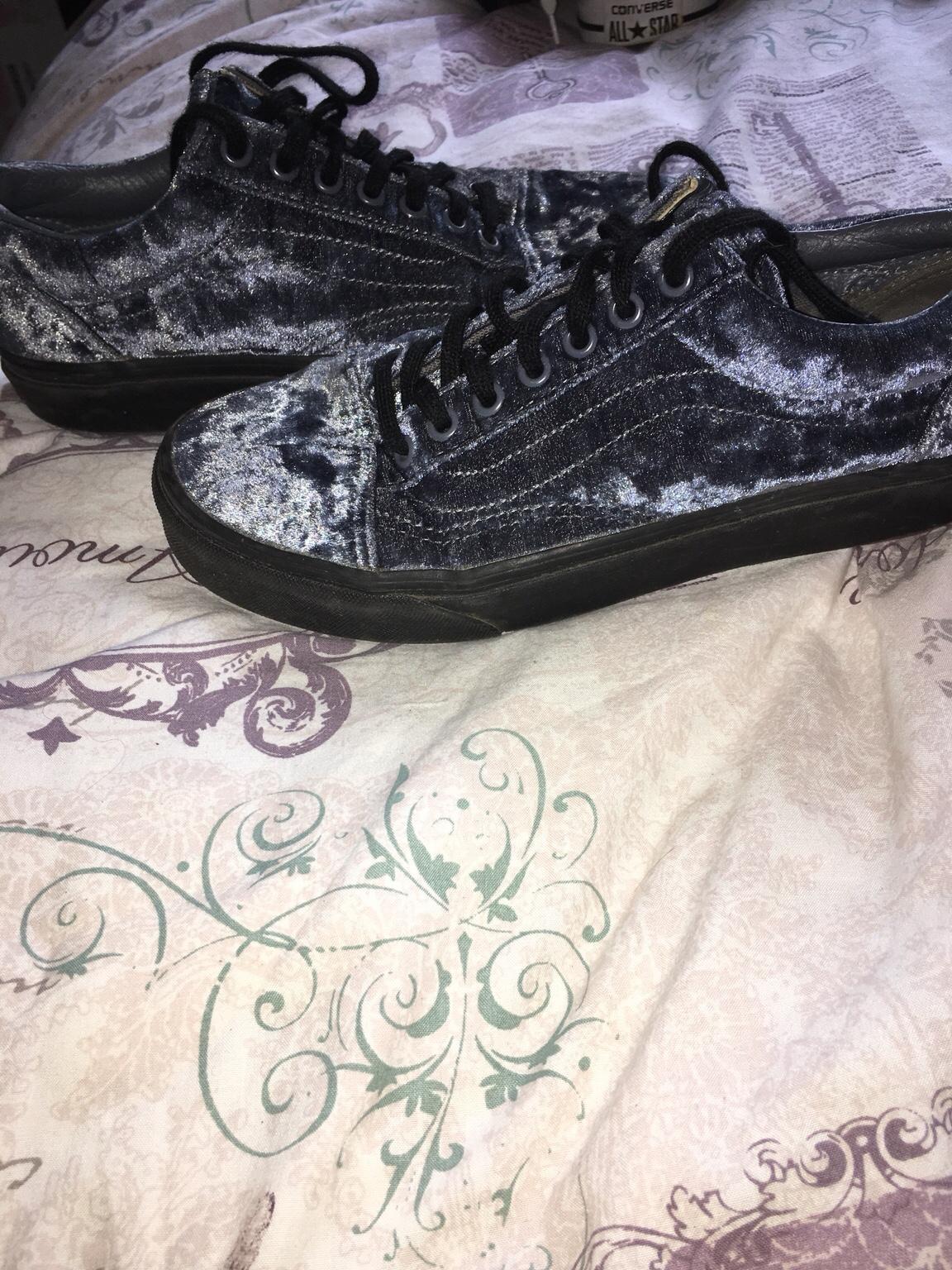 Vans crushed blue velvet trainers in M23 Manchester für 15,00 £ zum