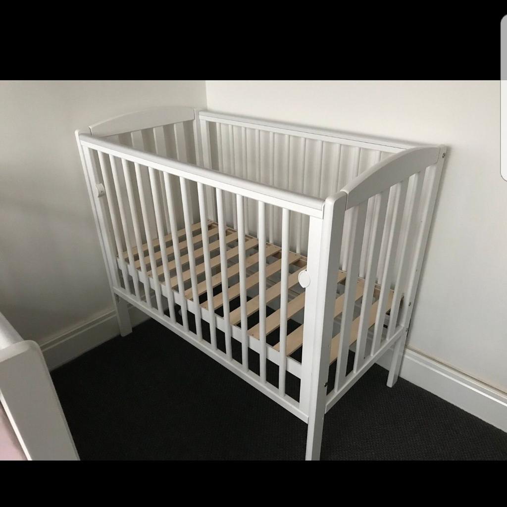 White baby cot. Excellent condition in N10 London für 30,00 £ zum
