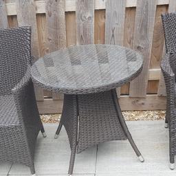 Round garden table and 2 chairs
Good condition
Table has glass top
Light but sturdy