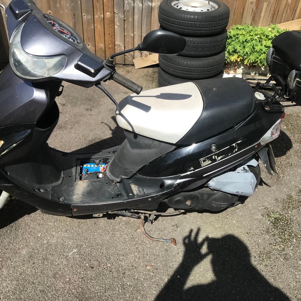 2x scooters mopeds Peugeot direct 1 complete in ME12 Swale for £130.00
