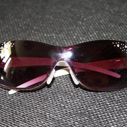 Sonnenbrille mit großen Gläsern. Bügel sind weiß, Gläser (stärkenlos) in einem dunklen braun mit Glitzersteinen.

Nickelfrei, UV400, Cat.3