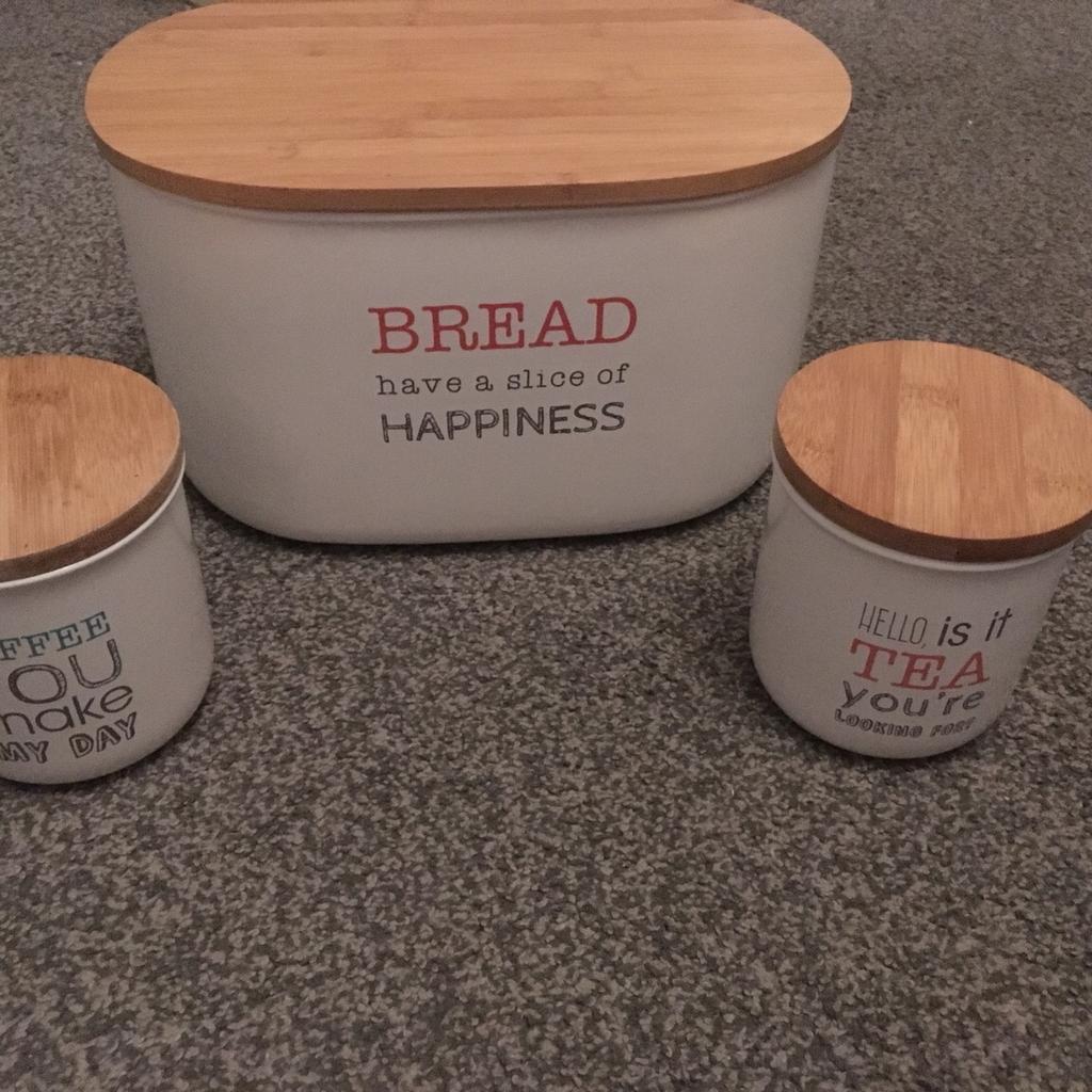Dunelm bread bin,tea + coffee canisters in B45 Birmingham für £ 4,00