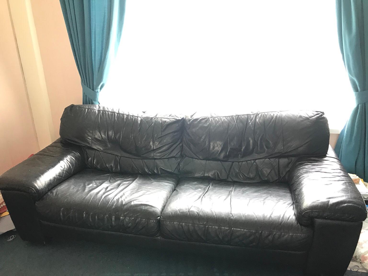 3 seater sofa and a 2 seater sofa in HD3 Kirklees für £ 45,00 zum