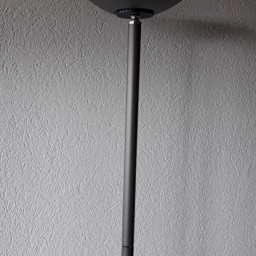 -Helligkeit ist mit Schieberregler einstellbar
-Halogen Lampe
-wenig gebraucht, da nur im Gästezimmer
-funktioniert absolut einwandfrei
-Höhe ca.180 cm