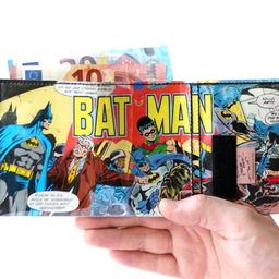 Dieses BATMAN PauwPauw Portemonnaie ist ein von mir handgefertigtes Unikat aus einem vintage Batman DC Comic. Erst erstelle ich eine Collage aus einem Original Batman DC Comic. Dann wird diese mit einer Plastikfolie eingeklebt und einer weiteren Folie eingenäht, für extra lange Haltbarkeit und Stabilität. Wünscht du dir dein eigenen Superhelden oder Comic, schreib mir einfach 😉

Das Portemonnaie passt perfekt in die Hosentasche und bieten genug Platz für bis zu 16 Karten, Kleingeld.