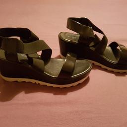 Please find a joblot of black and white lovely sandals from TU worn once,ladies casual glittery slippers from New look, summer sandals from New look and lastly ballerinas from OFFICE worn once.All for just £20. Grab a bargain.