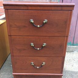 Mahogany effect 3 drawer chest of drawers in great condition
