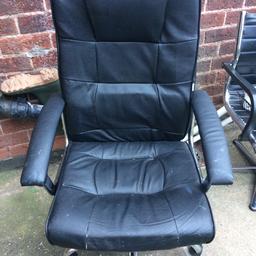 Leather effect swivel computer chair or desk chair in black in fully functioning condition, well used but no tares, needs some TLC