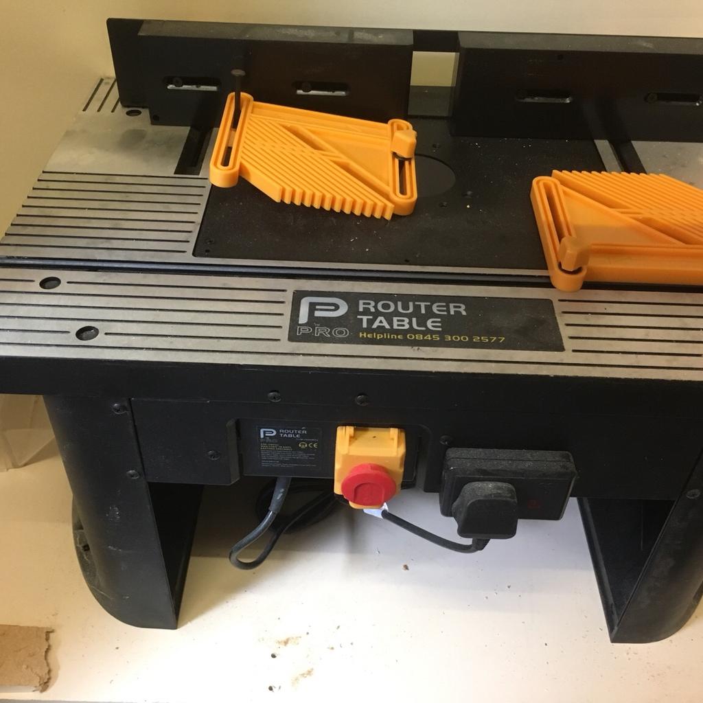 Router table and a router in TS24 Station für 80,00 £ zum Verkauf ...