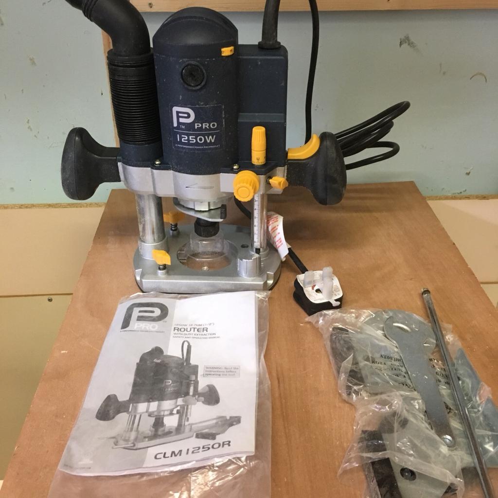 Router table and a router in TS24 Station für 80,00 £ zum Verkauf ...