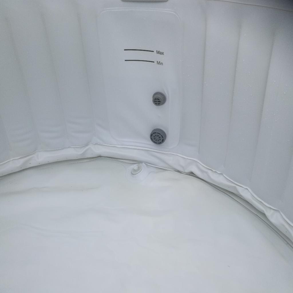 CleverSpa Borneo 4 Person Hot Tub in RM7 Dagenham for £190.00 for sale