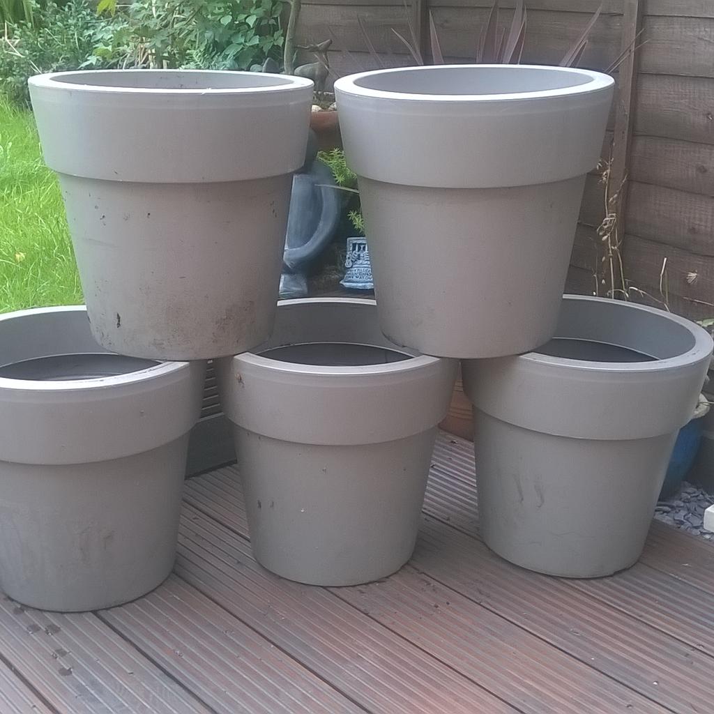 5 large plastic garden plant pots planters in CR0 Croydon for £15.00