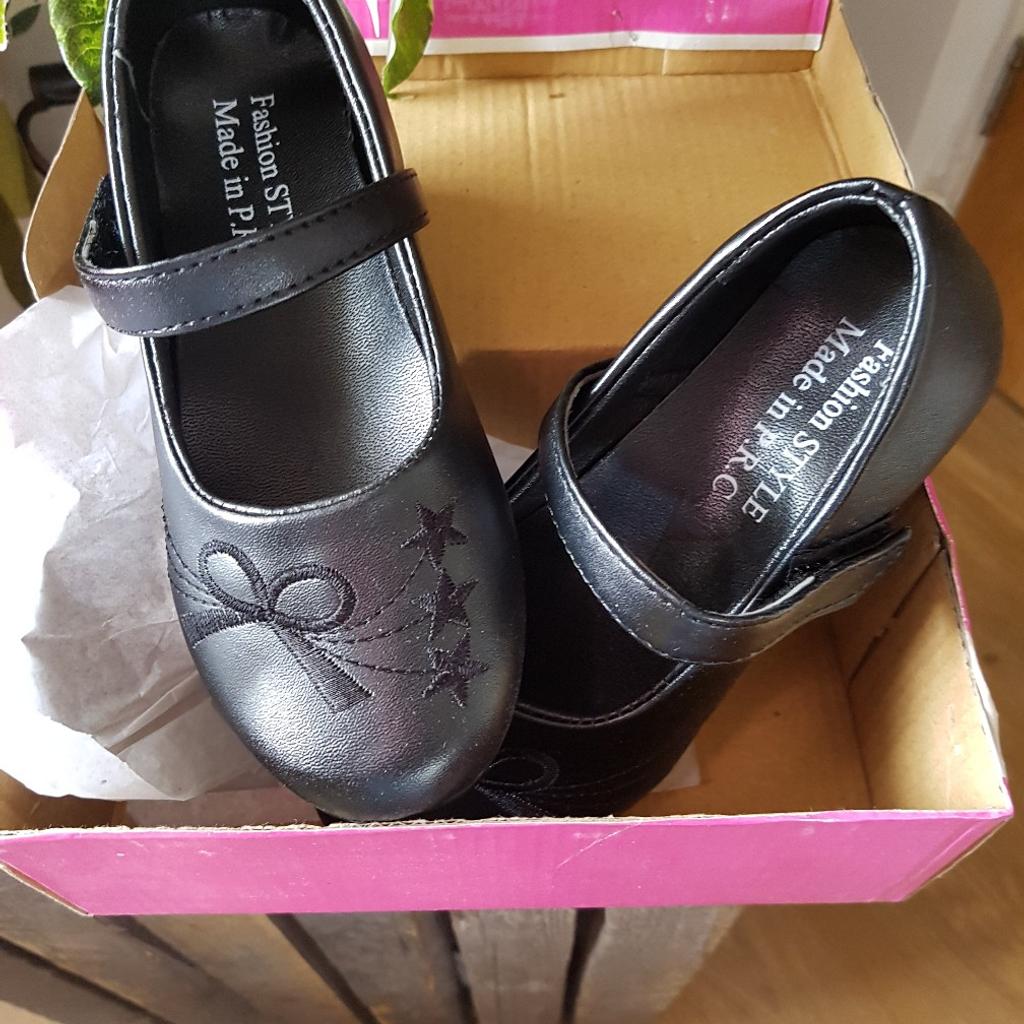 LOVELY BRAND NEW GIRLS SCHOOL SHOES in NN14 Kettering für 7,99 £ zum