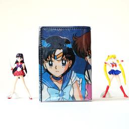 Dieses SAILOR MOON & SAILOR MERKUR & SAILOR JUPITER & SAILOR VENUS & SAILOR VENUS & SAILOR MARS PauwPauw Portemonnaie ist ein von mir handgefertigtes Unikat aus einem vintage Sailor Moon Manga. Erst erstelle ich mit viel Liebe zum Detail eine Collage aus einem Original Manga.

Wünscht du dir deinen ganz eigenes Manga & Comichelden, dann schreib mir eine PN 😉

Maße:
Geöffnet hat das Portemonnaie die Maße (HxBxT): 
11,5cm x 24,5cm x 0,2cm