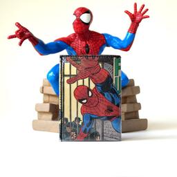 Dieses SPIDERMAN PauwPauw Portemonnaie ist ein von mir handgefertigtes Unikat aus einem vintage Spiderman Marvel Comic. Erst erstelle ich eine Collage aus einem Original Comic. Dann wird diese mit einer Plastikfolie eingeklebt und einer weiteren Folie eingenäht, für extra lange Haltbarkeit und Stabilität. Wünscht du dir dein eigenen Superhelden oder Comic, schreib mir einfach 😉

Das Portemonnaie passt perfekt in die Hosentasche und bieten genug Platz für bis zu 16 Karten, Kleingeld.