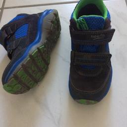 Knöchelhohe sehr bequeme Schuhe
Wasserabweisend dank Goretex
Schwarz/blau
Pflegeleicht
Sehr guter Zustand, nur wenige Wochen getragen