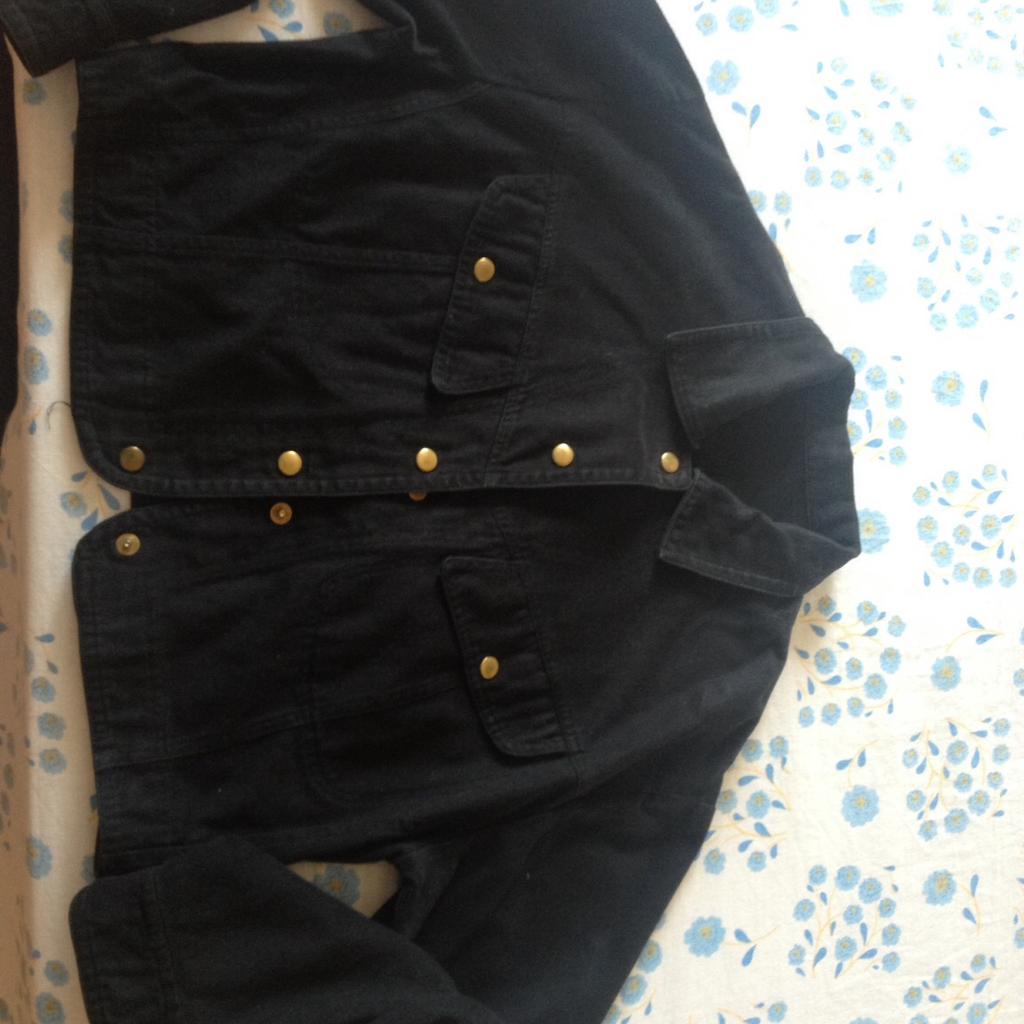 Giubbotto in jeans, fatto a mano, modello maniche ampie e corto in vita.

Cotone caldo. Taglia 42, colore nero.

Misure:
Lunghezza giubbotto: 40 cm,
Lunghezza manica: 52 cm,
Girovita: circa 80 cm.
Piccola scucitura sul retro (vedere foto).