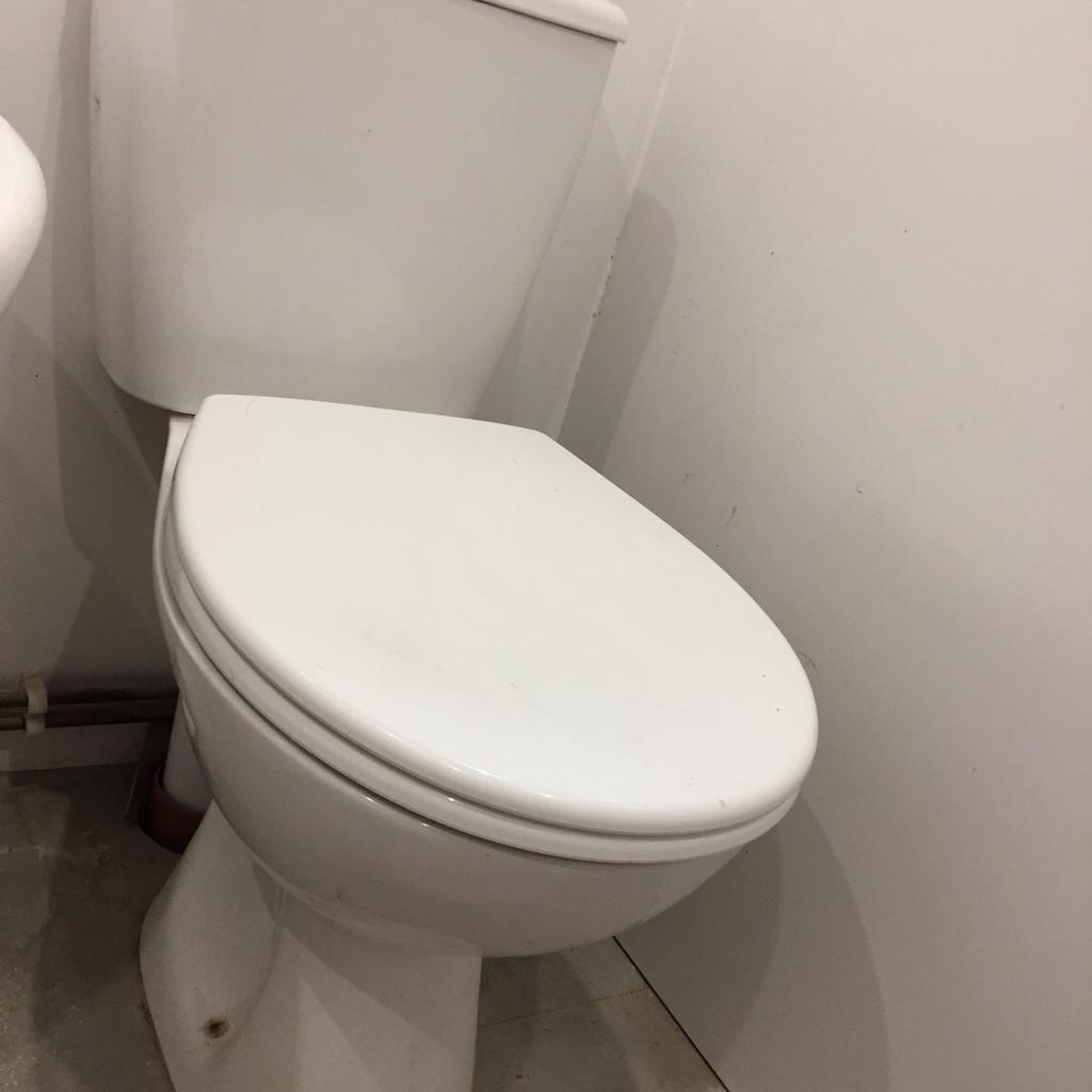 Screwfix toilet to go brand new in sealed box in TN26 Ashford für 25,00