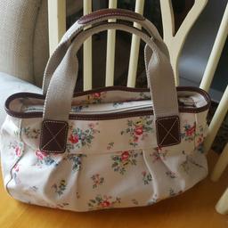 Bran New Cath Kidston ladies handbag for sale. Excellent condition. Great for all occaisions. Leather trim on straps and zip. Bargin RRP £35.

Collection North Reddish SK5. 
Posting paypal only. Extra fee £4.00