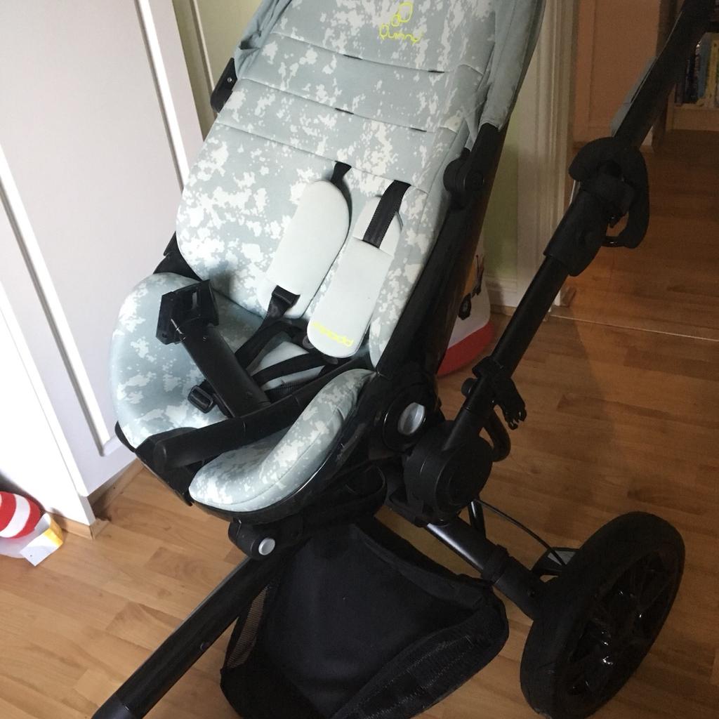 Quinny Moodd with BNIB 4 wheel conversion set in Dudley für £ 100,00