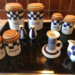 6 Keramikdosen mit Deckel
1 Kerzenhalter
1 Pfeffer- & 1 Salzstreuer
1 kleine Milchkanne

> handbemalt 