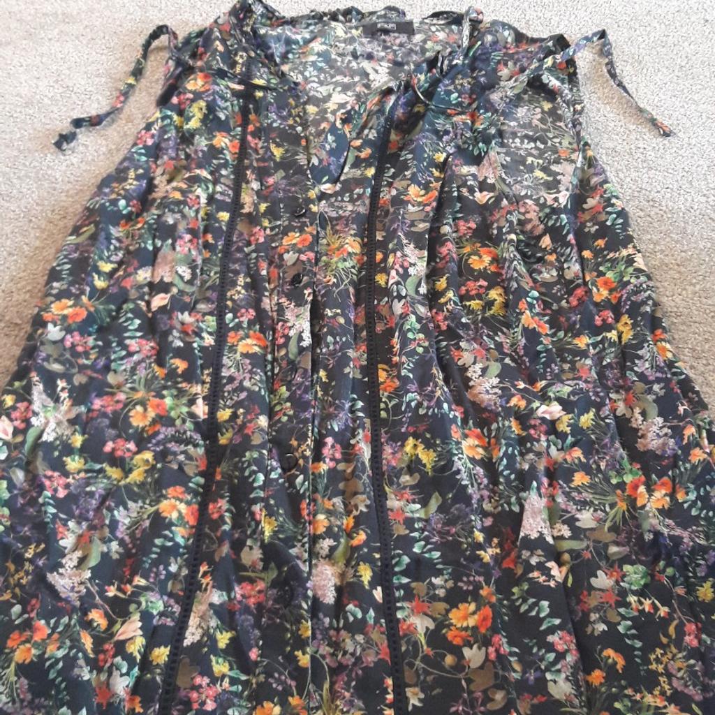 Pretty floral button through & tie detail top size 8. lovely for summer