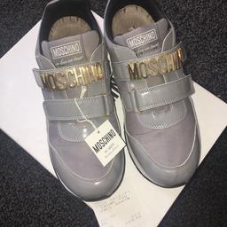 Fab grey MOSCHINO trainers, they are used but still have a lot of life left in them!
Very comfy
As you can see I still have the receipt and box
These are a size Uk 5
Any questions please ask.
