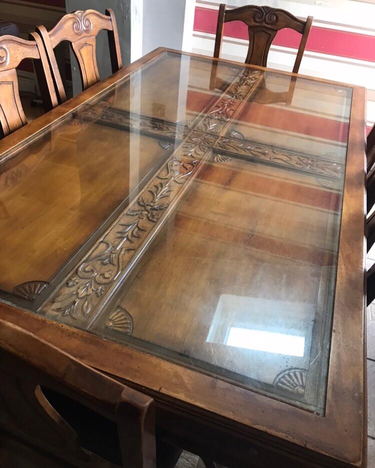 WOODEN DINING TABLE AND 6 LEATHER CHAIRS in OL4 Oldham für 80,00 £ zum