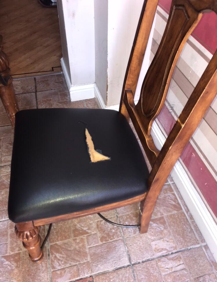 WOODEN DINING TABLE AND 6 LEATHER CHAIRS in OL4 Oldham für 80,00 £ zum