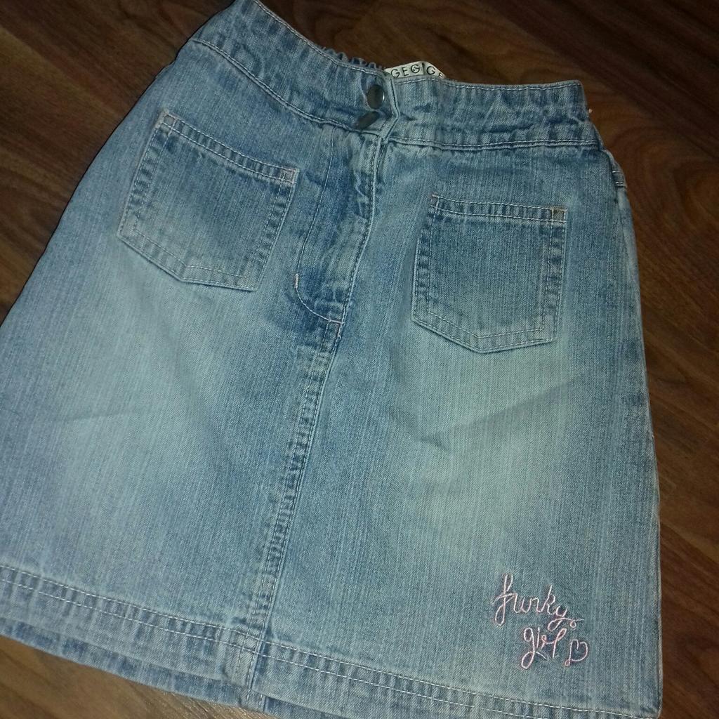 Girls light blue denim skirt with press stud and zip fastening at the front age 6-7yrs £2 .50 collect only.