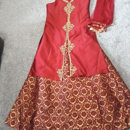 This is a stunning burgundy and rust coloured lengha with a long kameez and a brocade lengha.

Measurements are:-

Chest 22 inches
Length of kameez 43 inches

Lengha

Length of lengha is 41 inches
Waist is 18 inches

Lengha can be resized

Lengha comes with a chuni which is plain and does have latkhans on the ends.

This lengha has only been worn for a couple of hours hence in excellent condition.

With deliever if local.