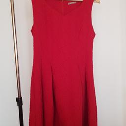Kleid von Orsay
Herzausschnitt, rot, einmal getragen
Für formellere Anlässe
Anliegend bis zur Taile

Abholung oder Versand (extra)