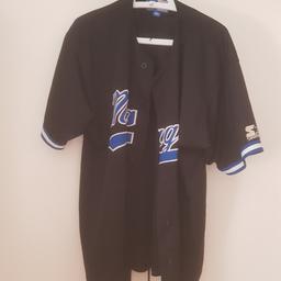 Ein schönes Hemd in Baseball Design in guten Zustand

Die Größe ist L

Bei abholen 15 € bei verschicken Versandkosten von 3 € macht insgesamt 18 € bei verschicken