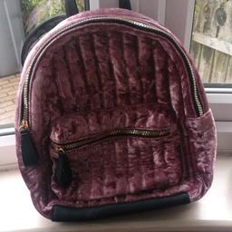 Excellent condition never been used women's pink velvet small backpack. Has an inside zip pocket and an outside pocket.
Collection only