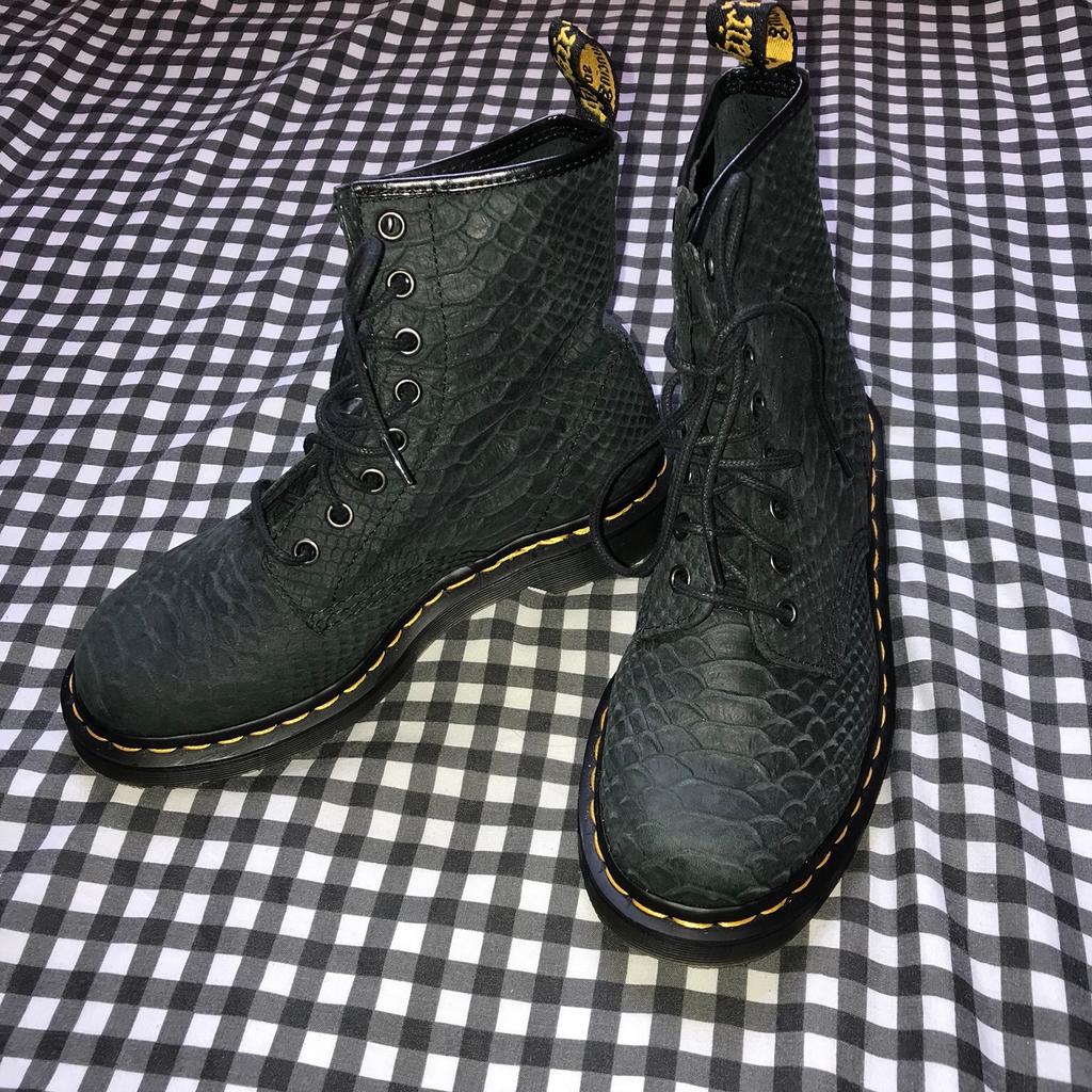 Doc Dr Martens 4 black 'python' in NN5 Northampton für 30,00 £ zum