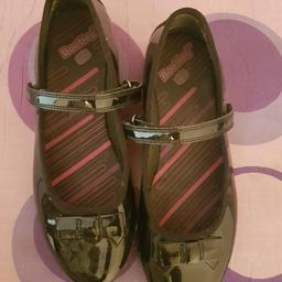 Girls black leather school shoes from Clarks
Black size 3E wide
Worn only 2 times