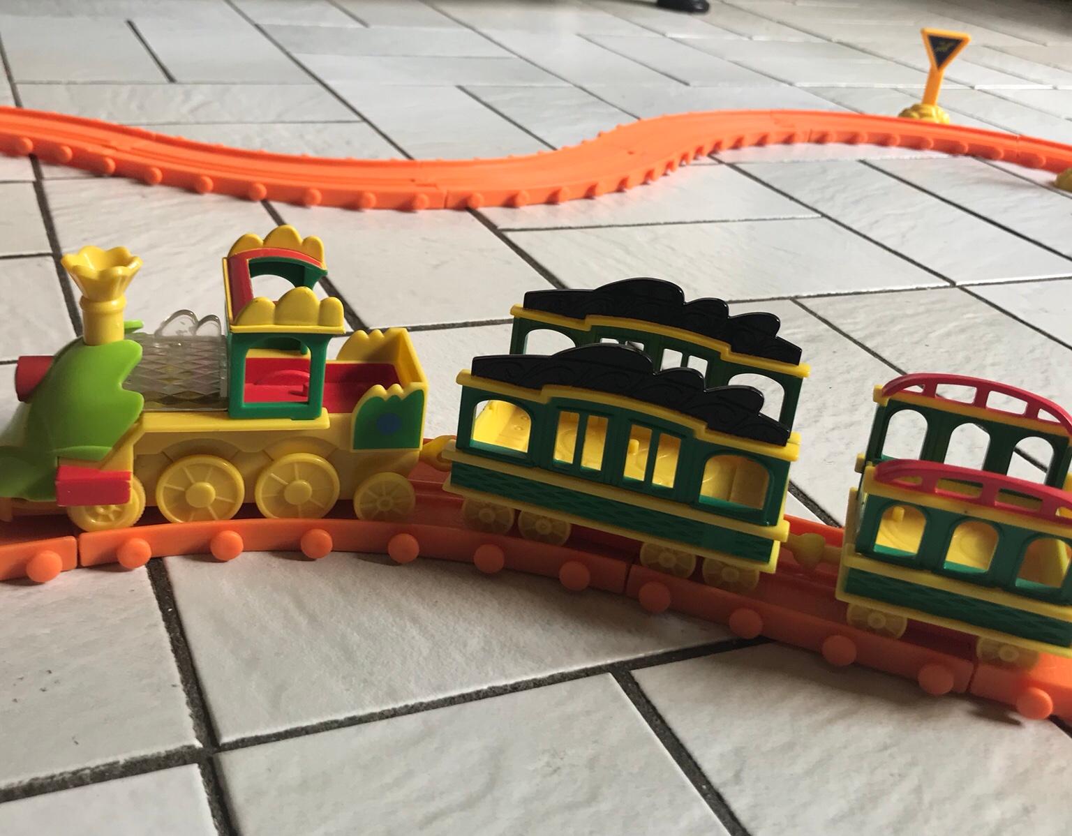 Elektrische Spielzeugeisenbahn 16-teilig - Mit Lokomotive & Waggons | Batteriebetrieben Ab 4 Jahren