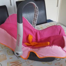A dolls car seat with moveable handle. Good condition.