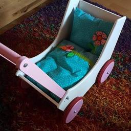 Verkaufe den Lauflern Puppenwagen meiner Tochter von Haba.
Er ist aus stabilem Holz.
Gebrauchsspuren durchs benutzen vorhanden.