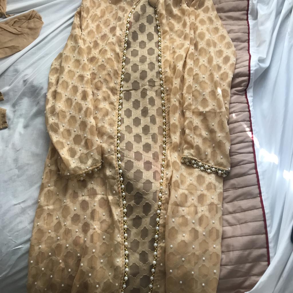 Gold with pearls
Size medium/large