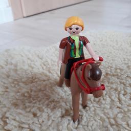 Playmobil Pferd mit Reiter und Sattelzeug 
Gesammt 2.50€
Versand muss übernommen werden 🌻