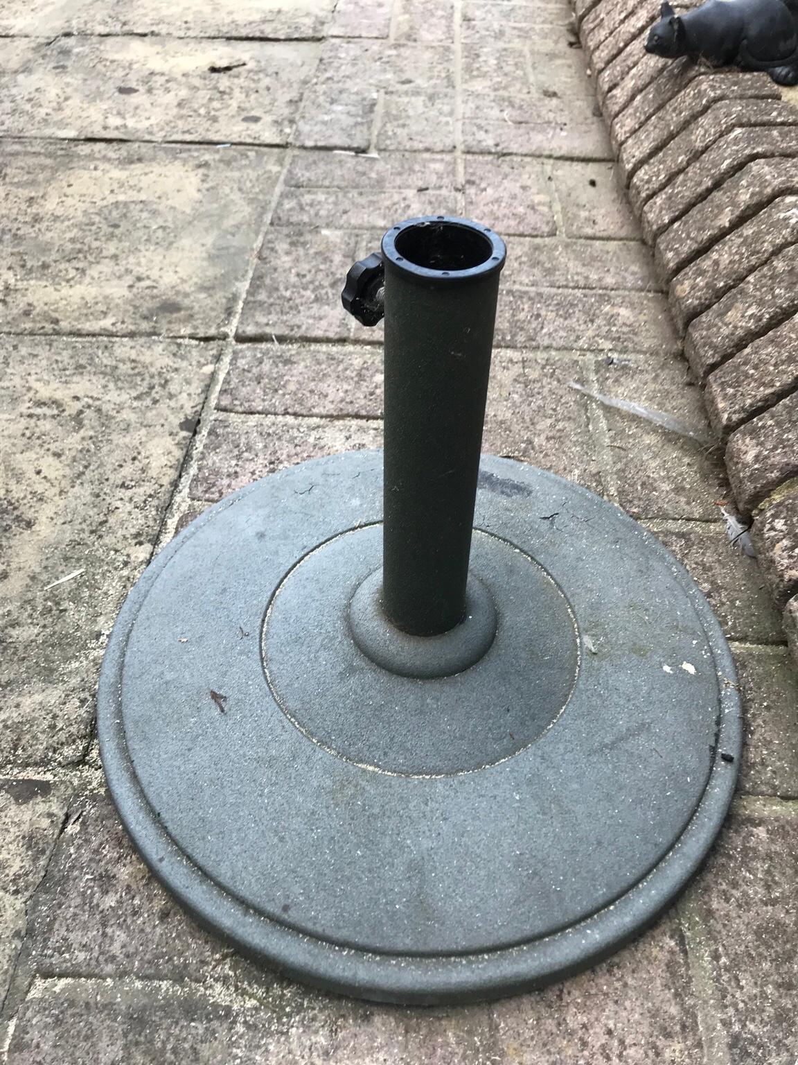 Cast Iron Parasol Base in London Borough of Havering für 20,00 £ zum
